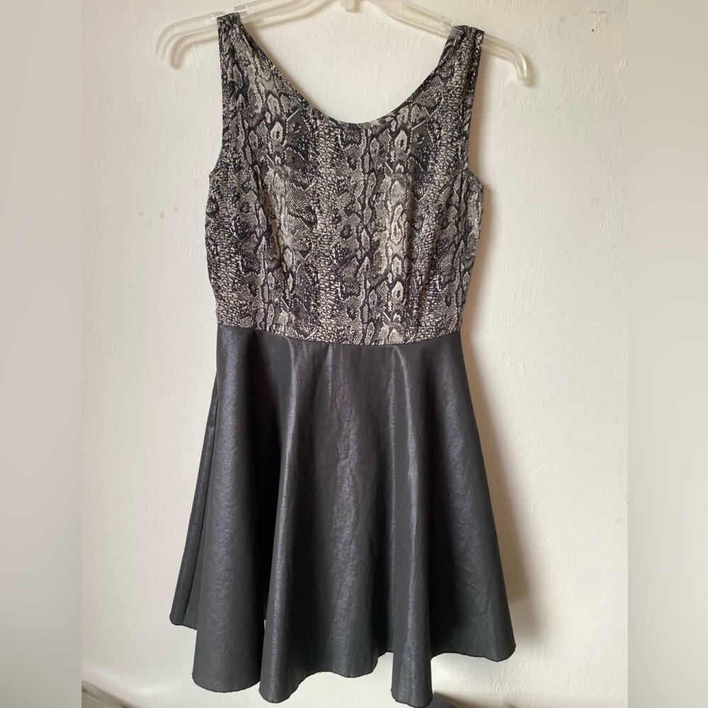 Walter by Walter Baker Women 
Dress Black Snake Print Fit &
Flare Open Back